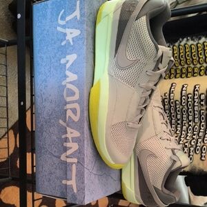 Nike Men’s Low-Top Athletic Sneakers in Light Gray with Yellow Accents